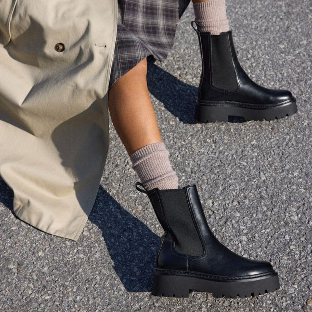 Good American Chelsea Boot | Black Leather | Size 7 | Lug Sole Pull-On Style